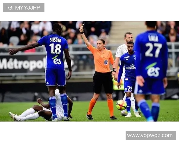 法甲联赛迎来首支女裁判，引起热议和赞誉